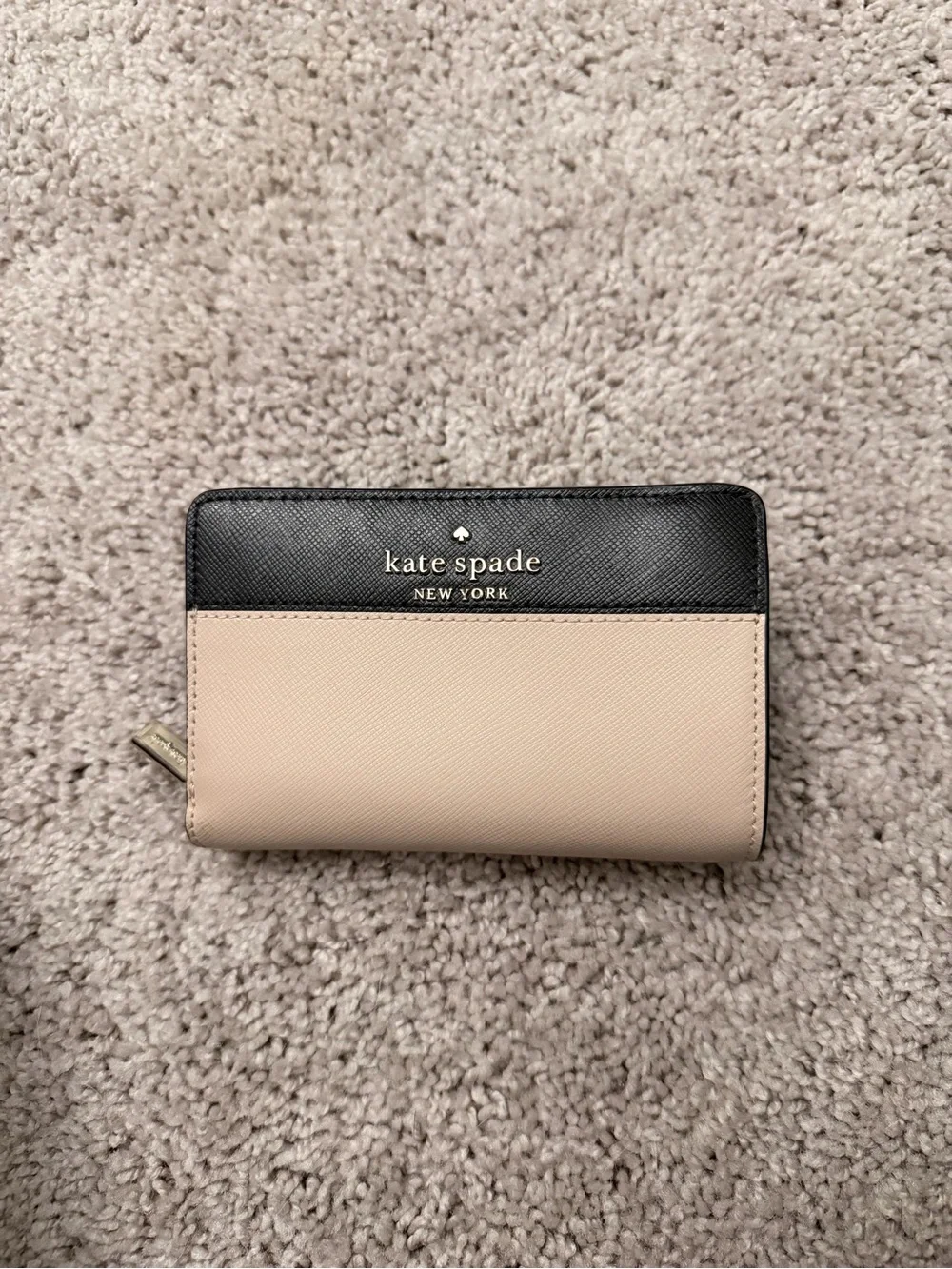 kate spade Two-Tone Black and Beige Zip Wallet - Picture 1 of 6